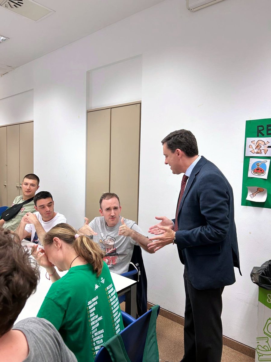 Visita a nuestro Centro de <a href="/jdelarosa100/">Juan de la Rosa</a>, Delegado del <a href="/Dto_Norte/">Distrito Norte (Sevilla)</a> del <a href="/Ayto_Sevilla/">Ayuntamiento de Sevilla</a> y M.José Torres, Directora del Distrito. Han charlado con los alumnos sobre lo que el distrito puede hacer por nosotros y lo que nosotros podemos hacer por el barrio. Un ratito muy interesante!