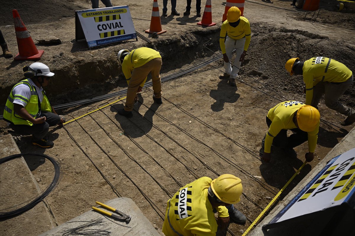 GuatemalaGob's tweet photo. La Ruta al Pacífico recibe miles de personas cada día.
Por eso, ampliamos los puentes a 6 carriles y reforzamos el sistema subterráneo para evitar hundimientos y proteger a quienes transitan por esta vía.
#PlanConectaGT https://t.co/FK22WiCkP3