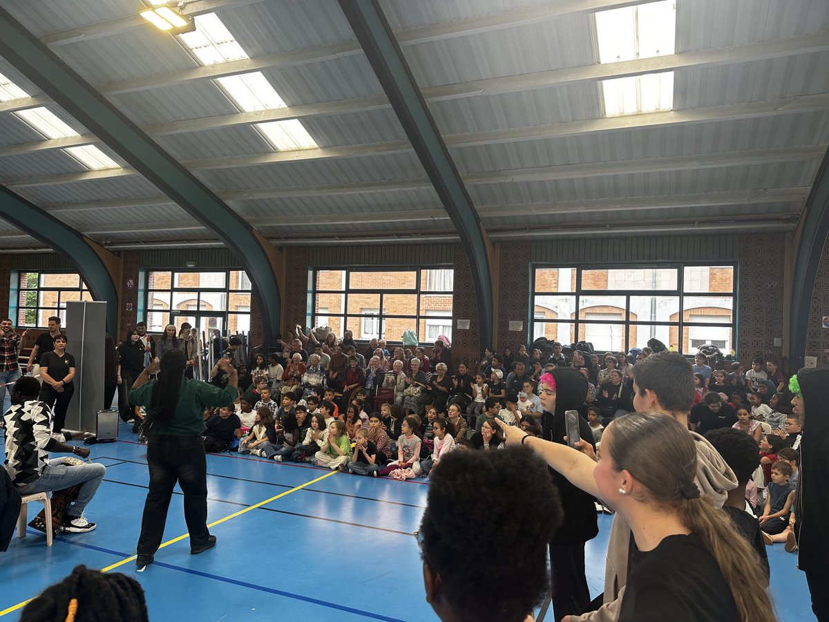 LEPETITSteph's tweet photo. Bravo à l’équipe du CS Salengro et à ⁦@t_makki⁩ ! Beaucoup de monde à la salle Faucomprez pour la 16eme édition d’Handi’ Valid soutenu et financé  par ⁦@lillefrance⁩ . Se mettre en condition « handi » et decouvrir le sport adapté ! 👍 ⁦@Ardeslandes⁩ https://t.co/64QSqk7Xsb