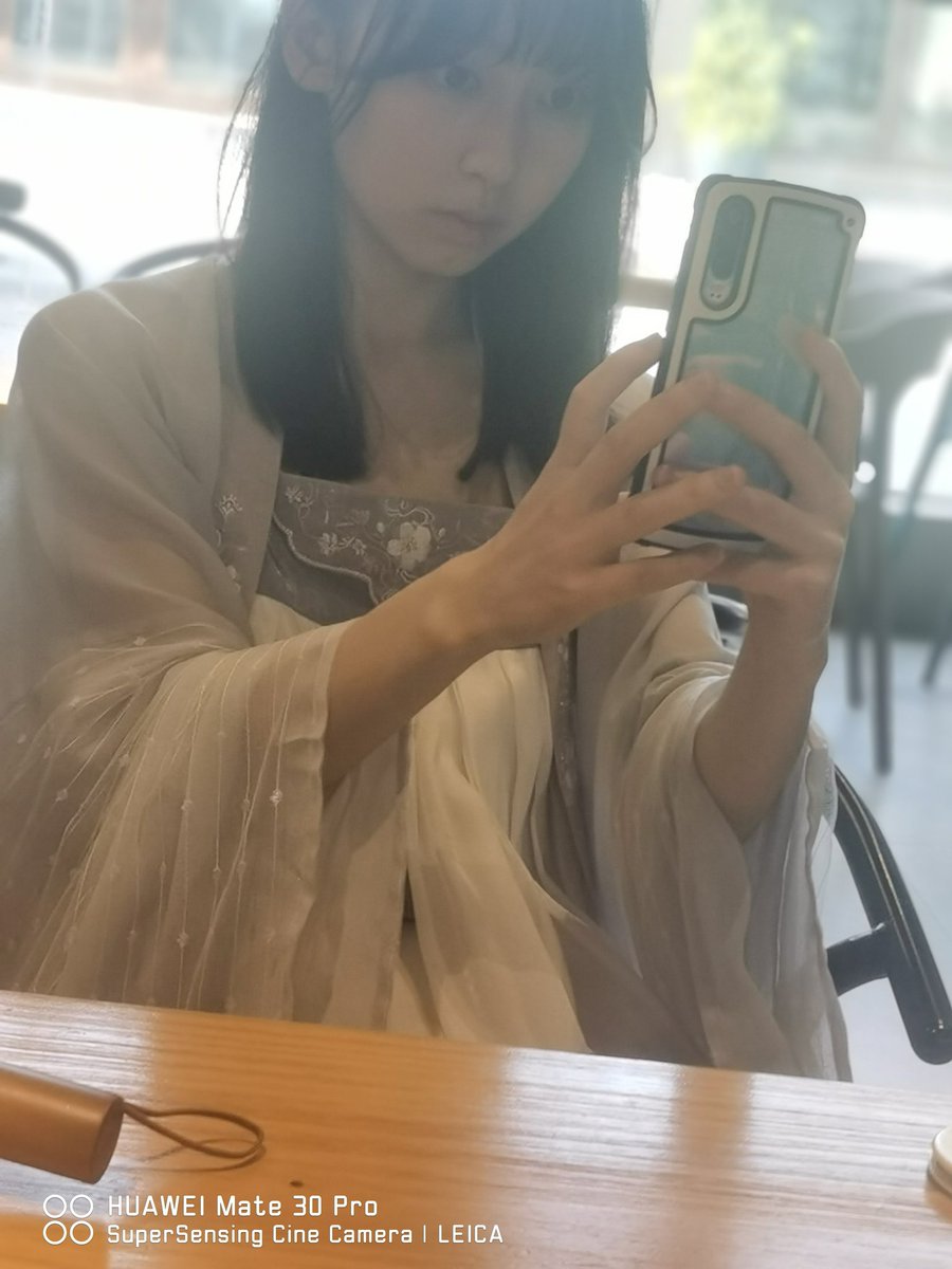 素颜原相机拍的。（很不上镜，加上平时我不化妆，不p图，朋友说比较接近本人感觉的一张，大概有真人70％叭？）#反差婊