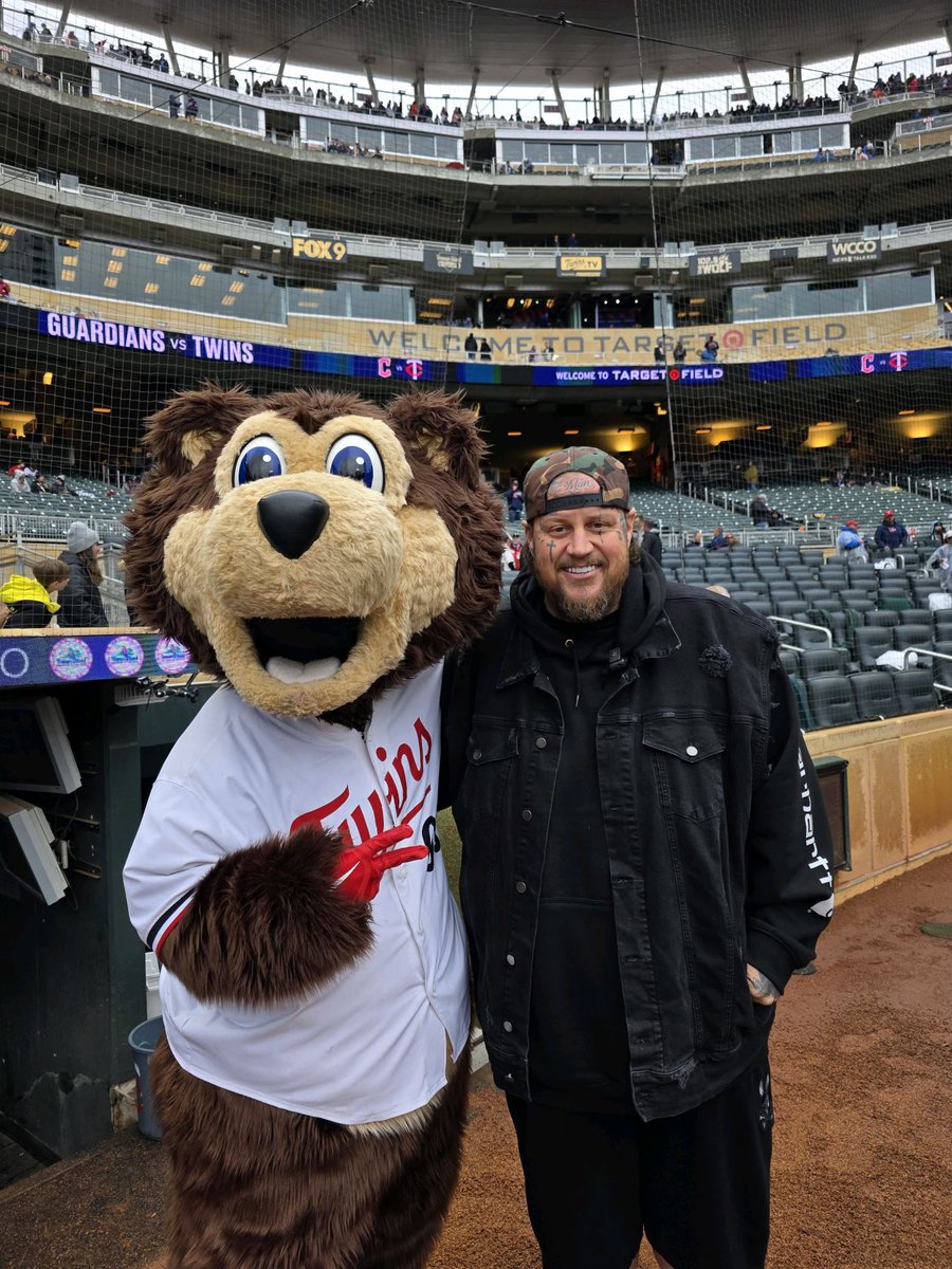 Ran into this guy after winning game 1! <a href="/JellyRoll615/">Jelly Roll</a>