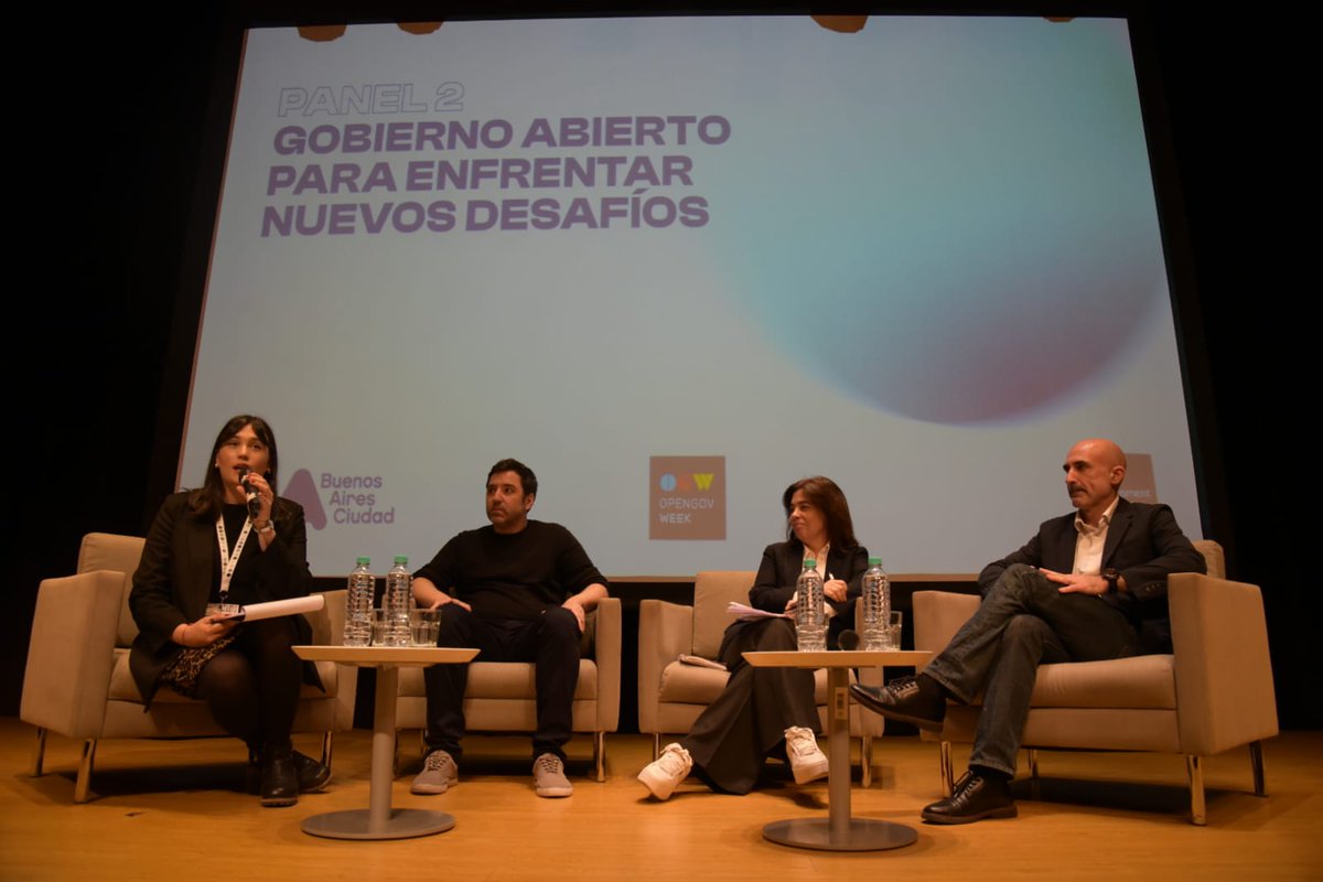 🎙️En el segundo panel, moderado por nuestra Directora General, Tamara Laznik, participaron Gastón Wright, (Director de <a href="/CivicCompass/">Civic Compass</a>), Silvana Fumega (Directora de <a href="/databarometer/">Global Data Barometer</a>) y Pedro Alessandri (Subsecretario de Ciudad Inteligente <a href="/BAinnovacion/">TecBA</a>). 👇