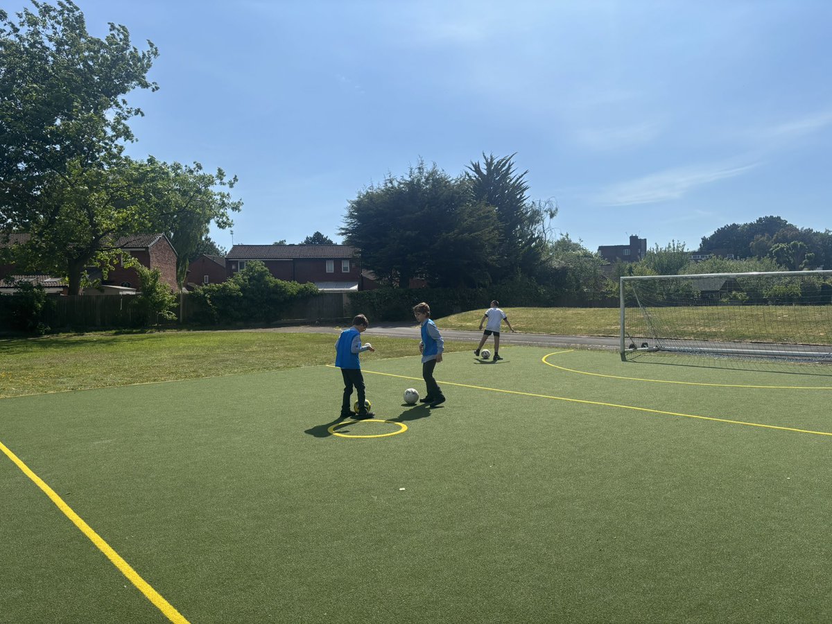 MrDDMiller's tweet photo. @StVincentsL12 FC working on close control and dribbling today in their training enrichment. Must have helped as they went and won their first game today! 👏 massive congrats to all of you 👏 @MrGreenStVin @davidstvin https://t.co/B39YqzPm7B