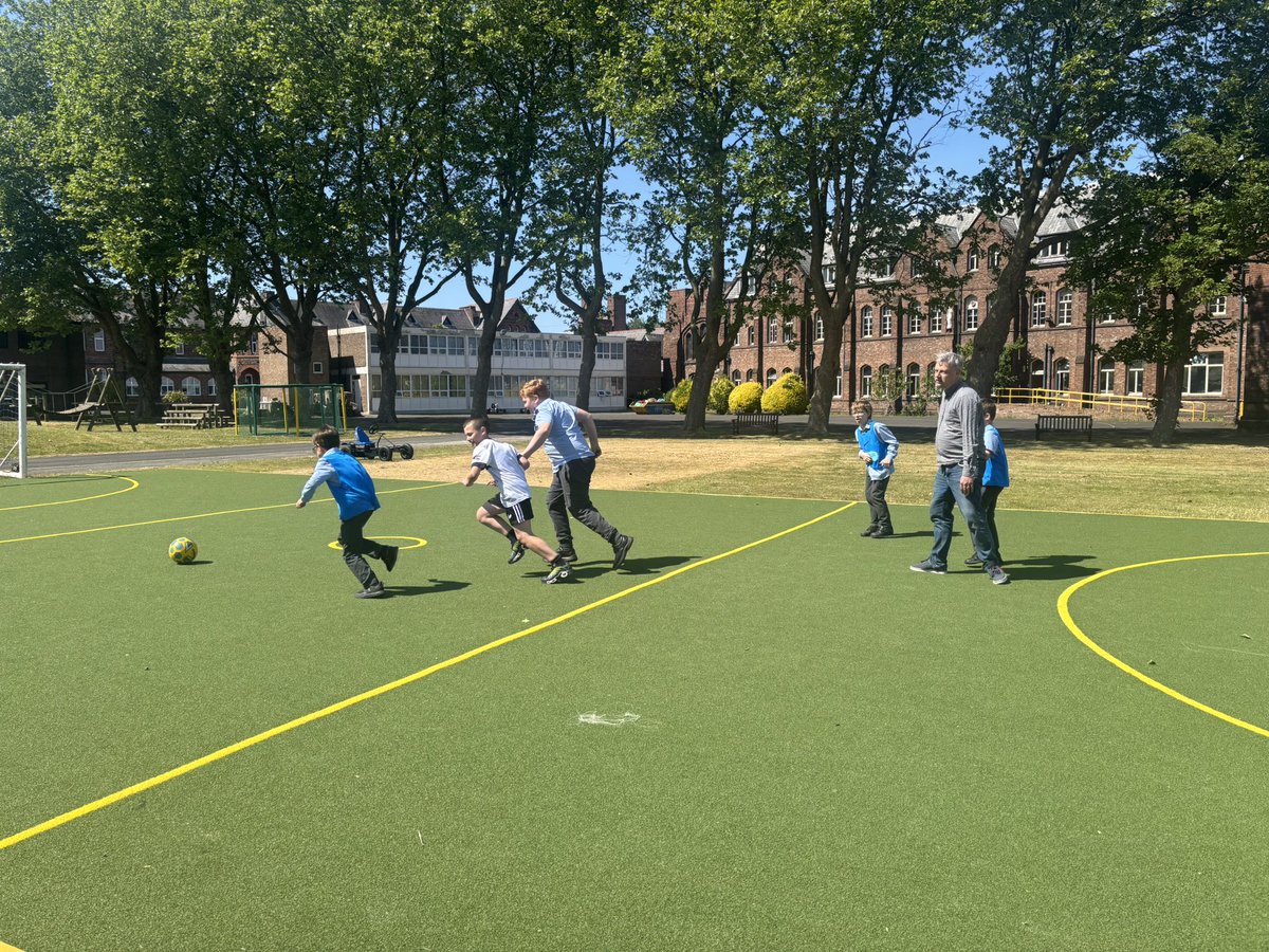 MrDDMiller's tweet photo. @StVincentsL12 FC working on close control and dribbling today in their training enrichment. Must have helped as they went and won their first game today! 👏 massive congrats to all of you 👏 @MrGreenStVin @davidstvin https://t.co/B39YqzPm7B
