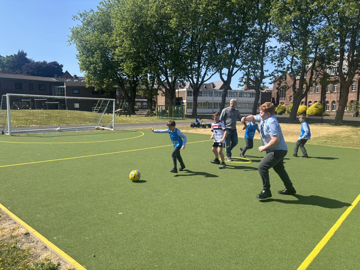 MrDDMiller's tweet photo. @StVincentsL12 FC working on close control and dribbling today in their training enrichment. Must have helped as they went and won their first game today! 👏 massive congrats to all of you 👏 @MrGreenStVin @davidstvin https://t.co/B39YqzPm7B