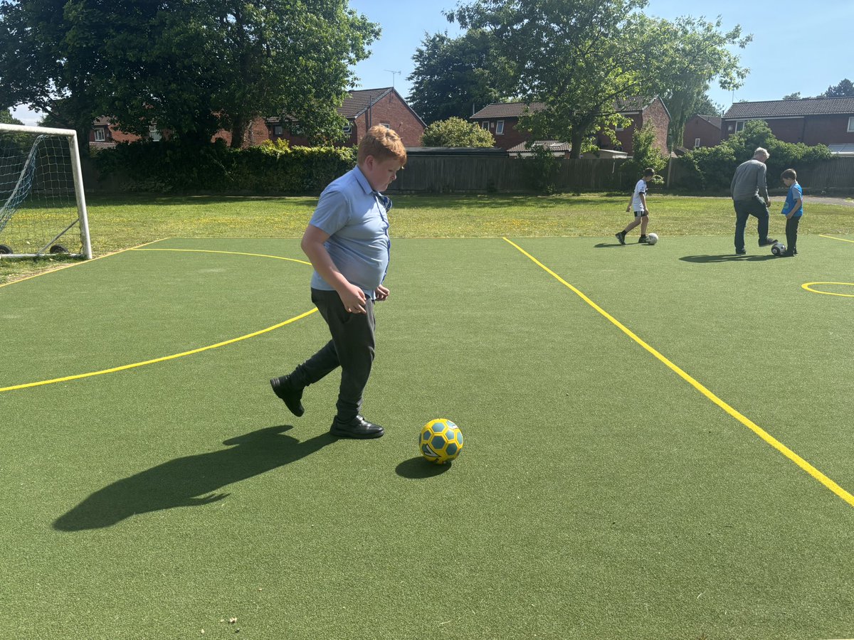 MrDDMiller's tweet photo. @StVincentsL12 FC working on close control and dribbling today in their training enrichment. Must have helped as they went and won their first game today! 👏 massive congrats to all of you 👏 @MrGreenStVin @davidstvin https://t.co/B39YqzPm7B