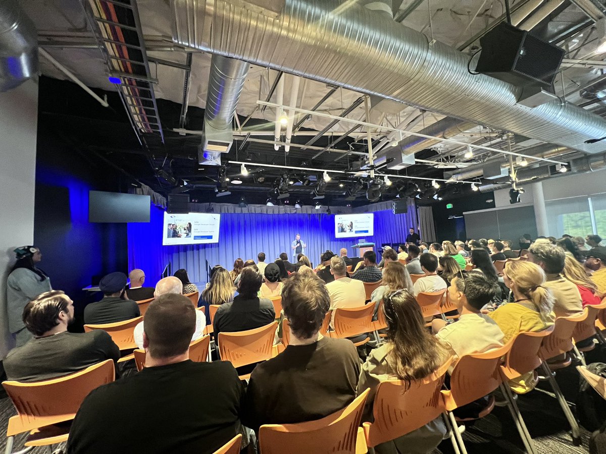 At Google AI Gathering with the one and only <a href="/ZviadKardava/">Zviad ზვიად 🇬🇪 | 🇺🇦</a>! 
#GoogleIO