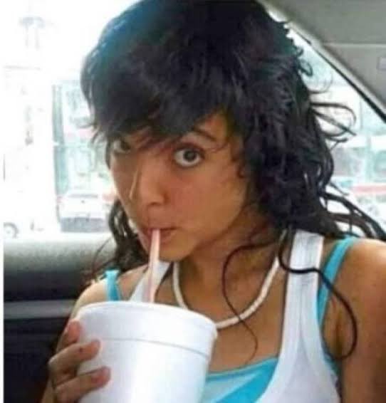 La Scort de los narcos no tarde en salir atender a sus clientes. 

Jajajaja😹
#LCDLFAlIStars