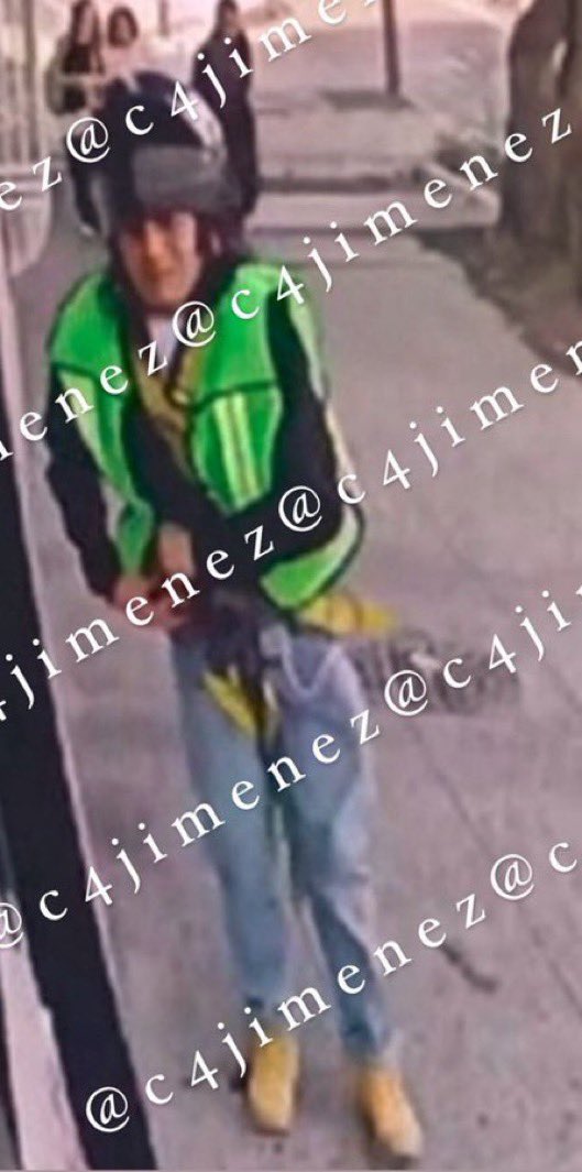 PajaritoTimes's tweet image. Revelan imágenes del presunto asesino de Ximena Guzmán y José Muñoz.

Iba con chaleco, botas amarillas y arnés. Tras el ataque, dejó tirado el equipo.

El periodista #c4jimenez , difundió fotografías donde se observa al presunto asesino de los funcionarios cercanos de…