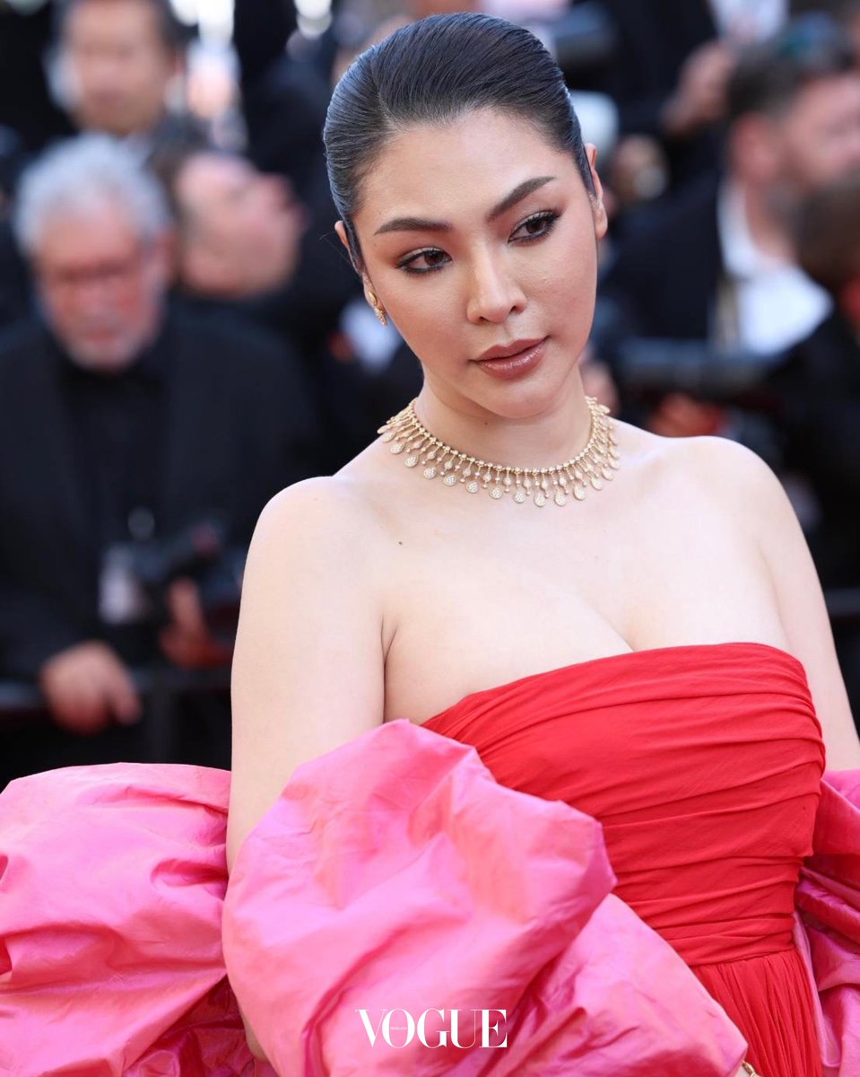 VogueThailand's tweet photo. #VogueReports อีกหนึ่งสาวไทยที่ได้ร่วมเยือนพรมแดงเทศกาลภาพยนตร์เมืองคานส์ ครั้งที่ 78 ประจำปี 2025 อย่าง ‘ฝ้าย-พีรญา‘ ก็ร่วมสร้างแฟชั่นโมเมนต์ด้วยการสวมชุดเดรสเกาะอกสีแดง เพิ่มเลเยอร์ความตระการตาด้วยดีเทลผ้าสีชมพูสวมช่วงแขนและเย็บติดช่วงหลังยาวลากพื้นจาก Giambattista Valli Paris แมตช์เข้ากับจิวเวลรีชิ้นหรูอย่างสร้อยคอเพชรขอบสีทองทรงหยดน้ำ สร้อยข้อมือ และแหวนจาก Boucheron #Cannes2025 #CannesFilmFestival

Photo: @gersonlirio