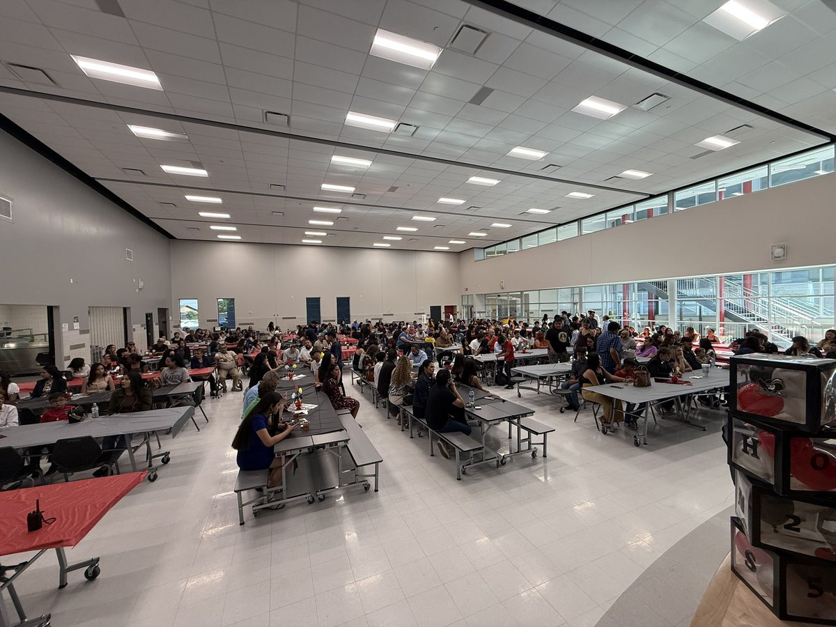 We had an oustanding night honoring some of Hanks MS best student athletes. Not only do they excel on the field/court, but, more importantly, in the classroom. Thank you to Coach Munoz and all of our Coaches and congratulations students! #CAVSNeverSurrender <a href="/HANKSMSYISD/">Hanks MS</a>