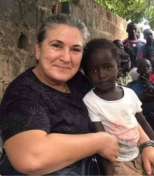 Şu fotoğrafa iyi bakın; İyi bakın çünkü bu kadın 54 yaşında, dahası bu kadının 19 yaşındaki bir oğlu dövülerek; evet dövülerek tekmeyle, yumrukla öldürüldü!
Şimdi o gencin, Ali İsmail Korkmaz’ın annesi ne mi yapıyor?
Karalar bağlayıp yas tutmuyor, oğlunun hayallerinin peşinde