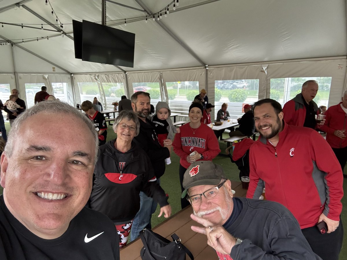 cincygreghoodin's tweet photo. Tailgate row meeting @FiftyWestBrew @GoBEARCATS @GoBearcatsFB @RepOfCincinnati @TheDenUC @UCBearGate #BearcatFamily #BearcatsUnited #weareuc #wewearcincinnati #BearcatVibes #BoldlyBearcat @uofcincy @uofcincyalumni @GoBearcatsUCATS 🔴⚫️❤️🖤🔴⚫️❤️🖤 https://t.co/eeGi7mCDlL