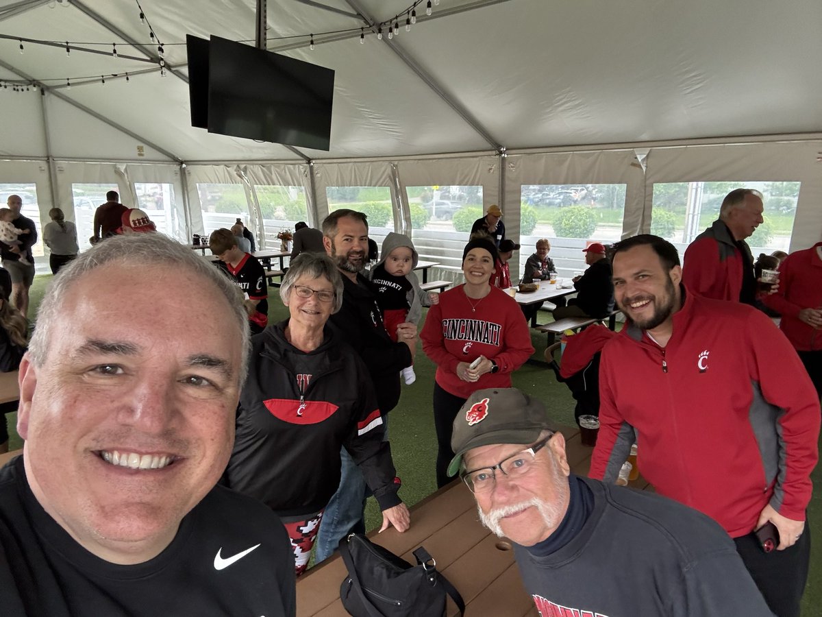 cincygreghoodin's tweet photo. Tailgate row meeting @FiftyWestBrew @GoBEARCATS @GoBearcatsFB @RepOfCincinnati @TheDenUC @UCBearGate #BearcatFamily #BearcatsUnited #weareuc #wewearcincinnati #BearcatVibes #BoldlyBearcat @uofcincy @uofcincyalumni @GoBearcatsUCATS 🔴⚫️❤️🖤🔴⚫️❤️🖤 https://t.co/eeGi7mCDlL