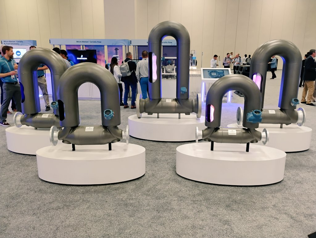 The_Oilholic's tweet photo. Visited the Emerson Exchange 2025 exhibition this evening to get a glimpse of new Industrial #AI, #IIoT & #Automation solutions being deployed across the global industrial complex by the company, and listening in to talks & presentations on the subject. #EmrEx @EMR_Automation https://t.co/Z3pr3mfAY5