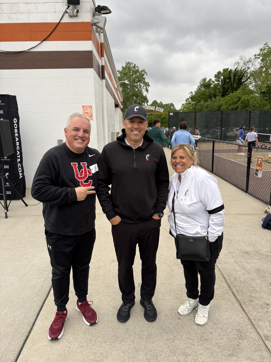 cincygreghoodin's tweet photo. Just kinda hanging out with @TraciReigns & @CoachSattUC @FiftyWestBrew @GoBEARCATS @GoBearcatsFB  @CincyReigns #LetsReign #TheStrongShallReign @uofcincy @GoBearcatsUCATS @uofcincyalumni #BearcatFamily #BearcatsUnited #BoldlyBearcat #BearcatVibes #weareuc #wewearcincinnati 🔴⚫️❤️🖤🔴⚫️❤️🖤