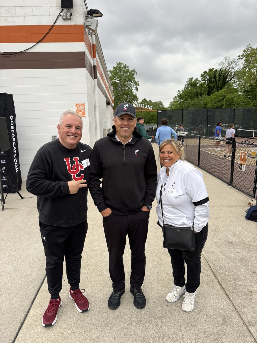 cincygreghoodin's tweet photo. Just kinda hanging out with @TraciReigns & @CoachSattUC @FiftyWestBrew @GoBEARCATS @GoBearcatsFB  @CincyReigns #LetsReign #TheStrongShallReign @uofcincy @GoBearcatsUCATS @uofcincyalumni #BearcatFamily #BearcatsUnited #BoldlyBearcat #BearcatVibes #weareuc #wewearcincinnati 🔴⚫️❤️🖤🔴⚫️❤️🖤