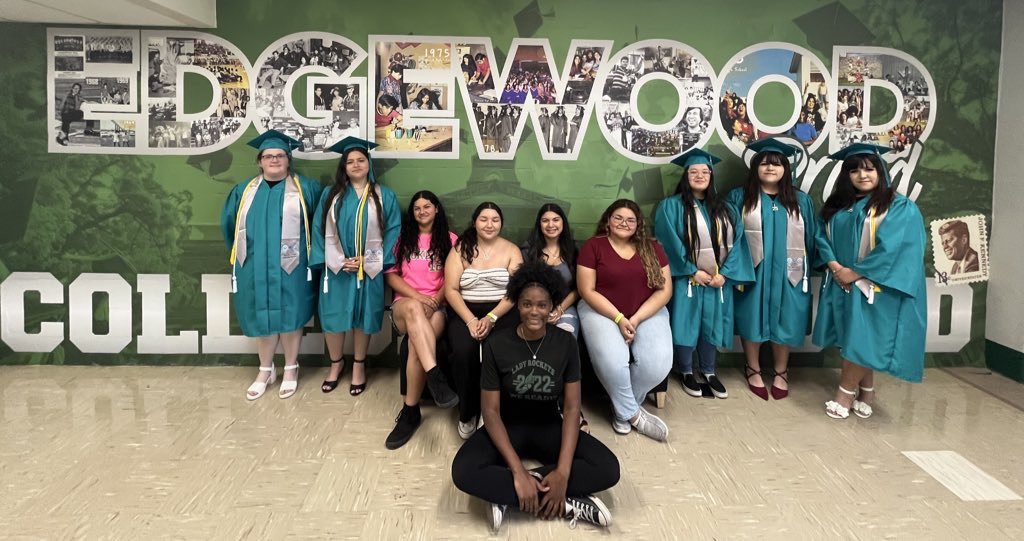 JFKennedyHighS's tweet photo. We are proud to announce our Early College HS seniors have earned their Associate Degree today! These gals worked rigorously for 4 years
What an achievement!!

Thank you to the supportive parents 👏
This couldn’t have been done without your support 💚 https://t.co/QK4ny0wyLF