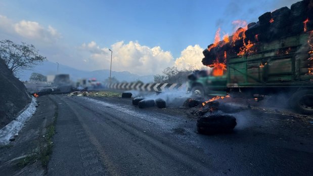 GN_Carreteras's tweet photo. #TomePrecauciones en #Veracruz cierre total de circulación por vehículo incendiado cerca del km 280+850 carretera  (2100) Puebla-Córdoba. Atienda indicación vial. https://t.co/87MLHwl8m5