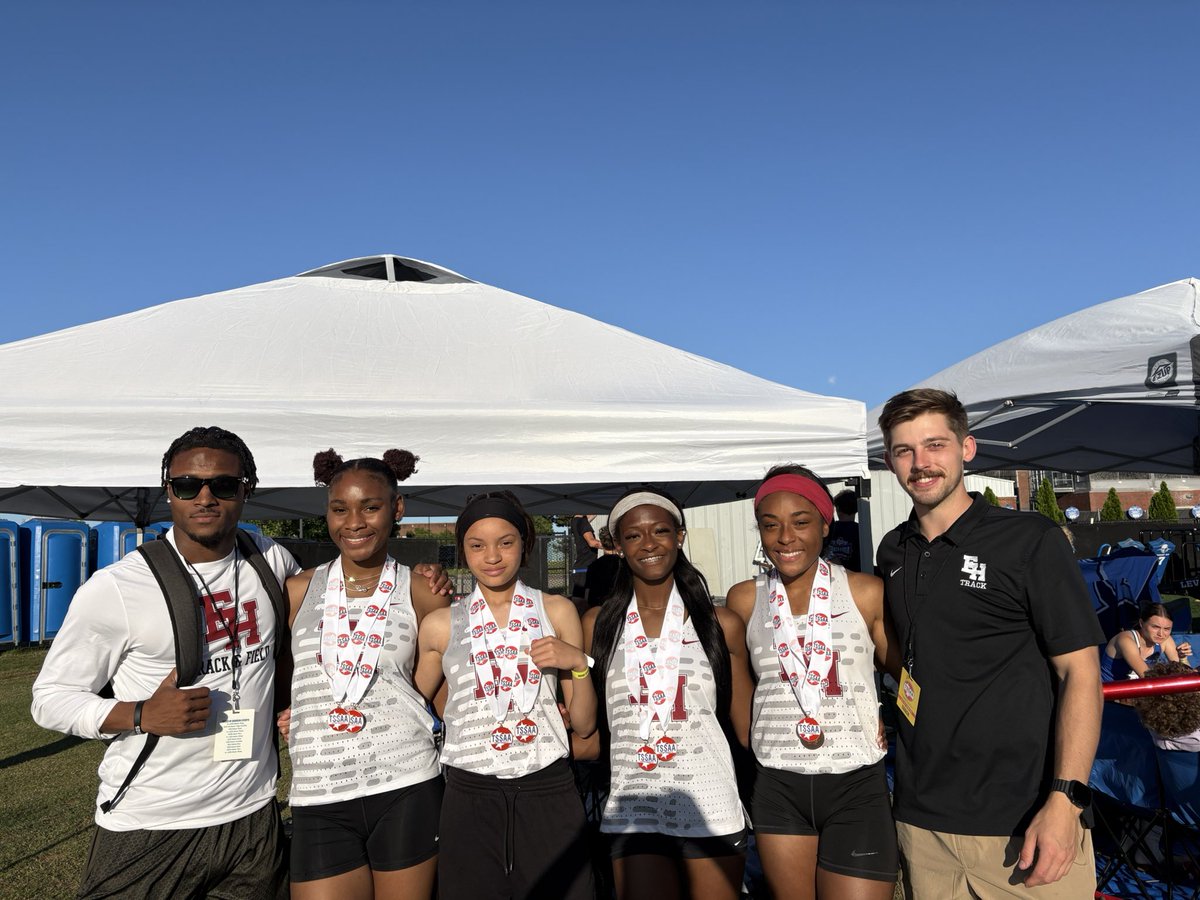 EHTrackandField's tweet image. Ladies finished 3rd in the 4x200 and 5th in the 4x100 at the TSSAA DII A State Meet! Journey also finished 3rd in the 100m! Great work and great season this year ladies!
#builtonbellroad
