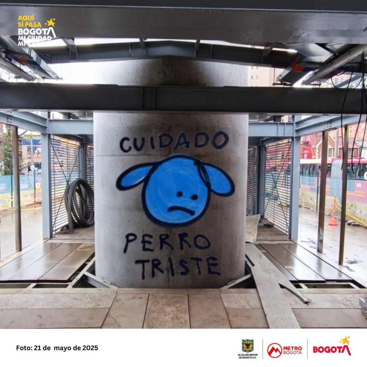 Esas columnas del metro en el medio de las estaciones de Transmilenio se ven simplemente hermosas.