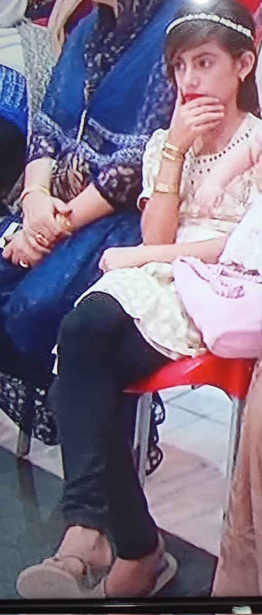 عکس هایده حسن زاده درسال۱۳۹۵ دریک عروسی🥹
اگر توسط پدر وتحت فشارهای اجتماعی به دلیل دیر برگشتن کشته نمی شد الان یک دخترجوان بود.هایده بلوک بهش بسته بودند ونصف شب در سد سردشت خفه شدقتلی فجیع وضدانسانی بود.هایده دوسال پیش کشته شده است.
زن کشی