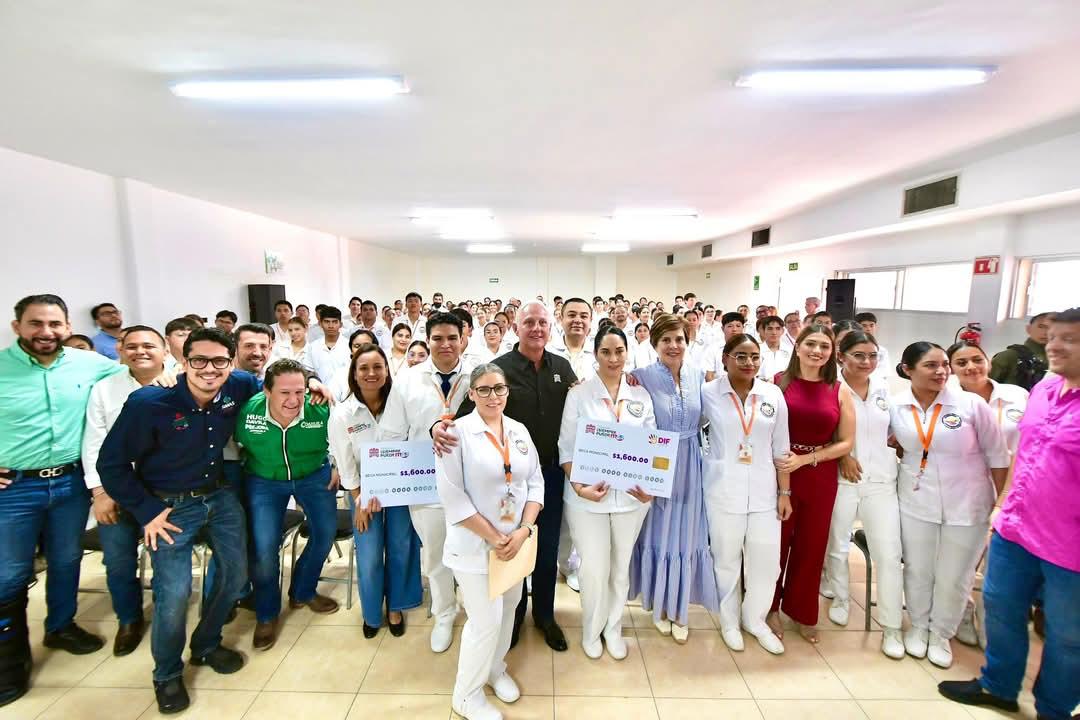 ¡El Alcalde Román Cepeda y la Sra. Selina Bremer celebraron el Día del Estudiante con nuestros alumnos de la Escuela de Enfermeria de DIF Torreón! 
¡El Alcalde les brindará un apoyo económico a lo largo de su administración!
¡Al final todos disfrutaron de un agradable convivio!🍰