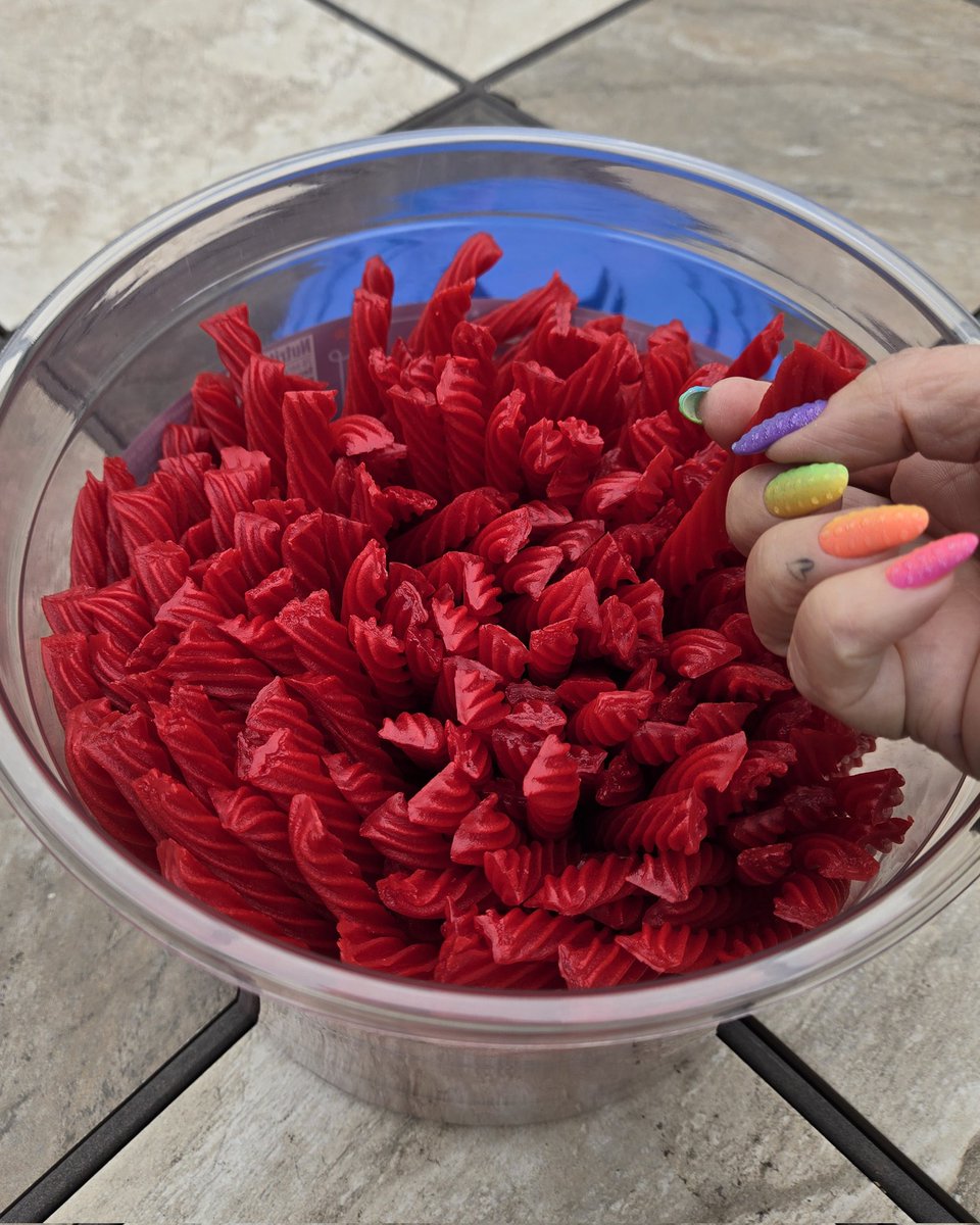 _mamavale's tweet photo. This might last me..... the rest of the month 🫣🤔🤭😆  @Kon_zetsu knows the way to my heart  ❤️🤣💜
#redvinesisthesuperiorlicorice @RedVines #makesmyworldgoround #3coursemeal #anyonestillreading  #fivepoundsofyummygoodness https://t.co/smH2ILutwn