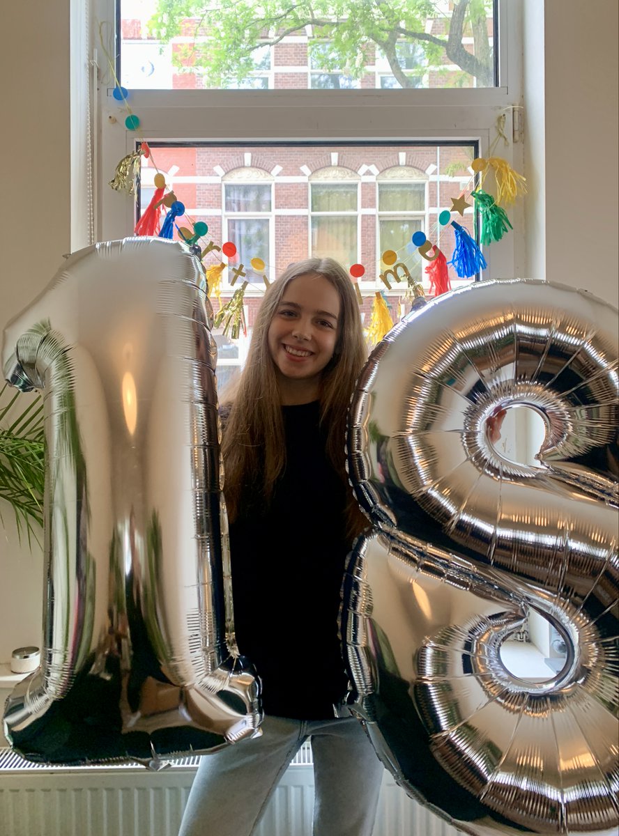 Afgelopen zondag werd m'n dochter 18! Midden in de examenperiode, dus niet ideaal, maar wel een moment om nog even bij stil te staan. 
Ineens is m'n lieve kleine meisje 'volwassen'. Wat een jaren waren het en wat is het allemaal snel gegaan! Van 0 naar 18: facebook.com/denise.miltenb…