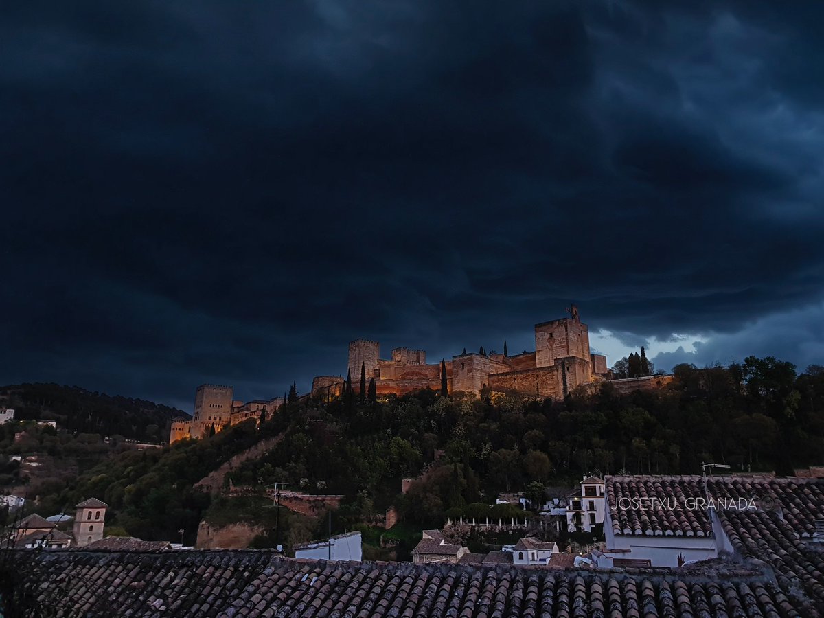 Se acerca la tormenta y la fortaleza roja brilla  //   嵐が近づき、赤い要塞が輝いている。