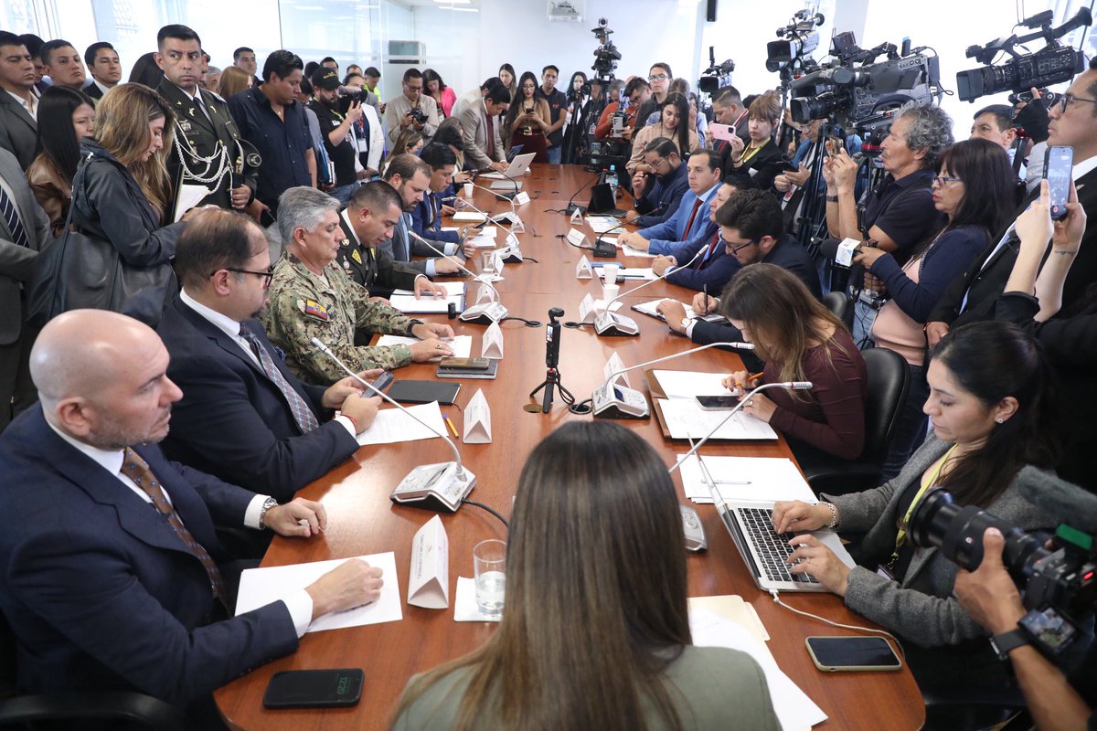 ValenCenteno's tweet photo. Hoy iniciamos tratamiento de la #LeySolidaridadNacional para fortalecer el proyecto desde una visión económica.
Es una oportunidad para unirnos, sociedad civil, empresa privada y Estado para ganarle la guerra al narcoterrorismo. 
El país nos necesita 🇪🇨 @AsambleaEcuador https://t.co/I5WrJ8HRTG
