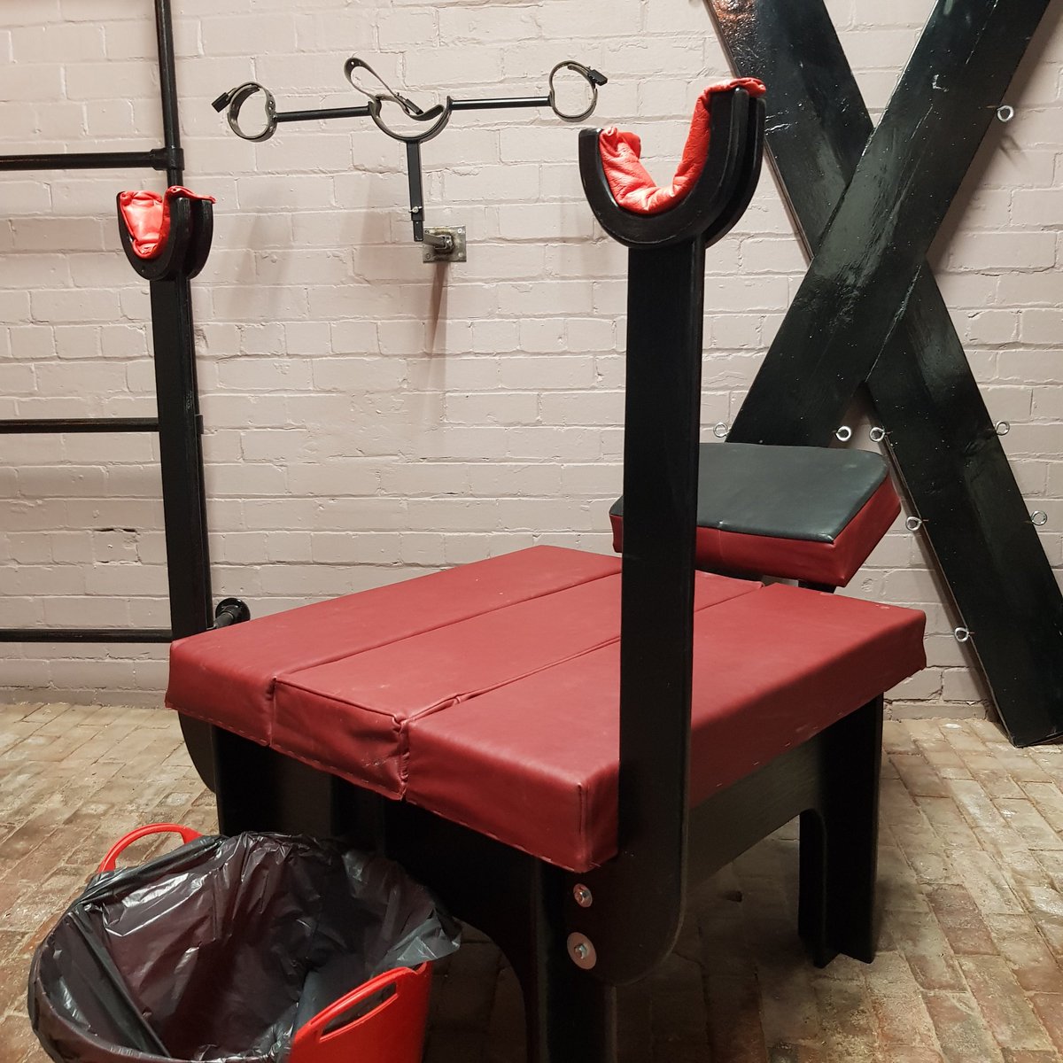 CoachHouseDun's tweet photo. coach house  email address is   chdlincs@gmail.com
#rent #dungeon #kink #bondage https://t.co/lHgAubW71I