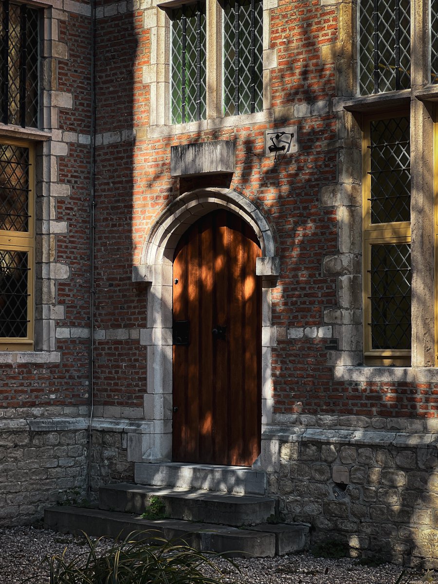 Door Wednesday! 

Isn’t this one just so beautiful? The way the sunbeams rest on the brick…

Mechelen, Belgium