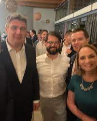 FontirroigPablo's tweet photo. Davor Gjuranovic fue uno de los promotores del "estallido social" y en todo momento apoyó a su amigo Gabriel Boric en el proyecto refundacional.
Junto a sus "hermanos" croatas de izquierda en Punta Arenas.
Cuando se cierre TVN no olviden el sobre azul para el militante FA.🕵🏻🎯 https://t.co/QFJT7UOQmp