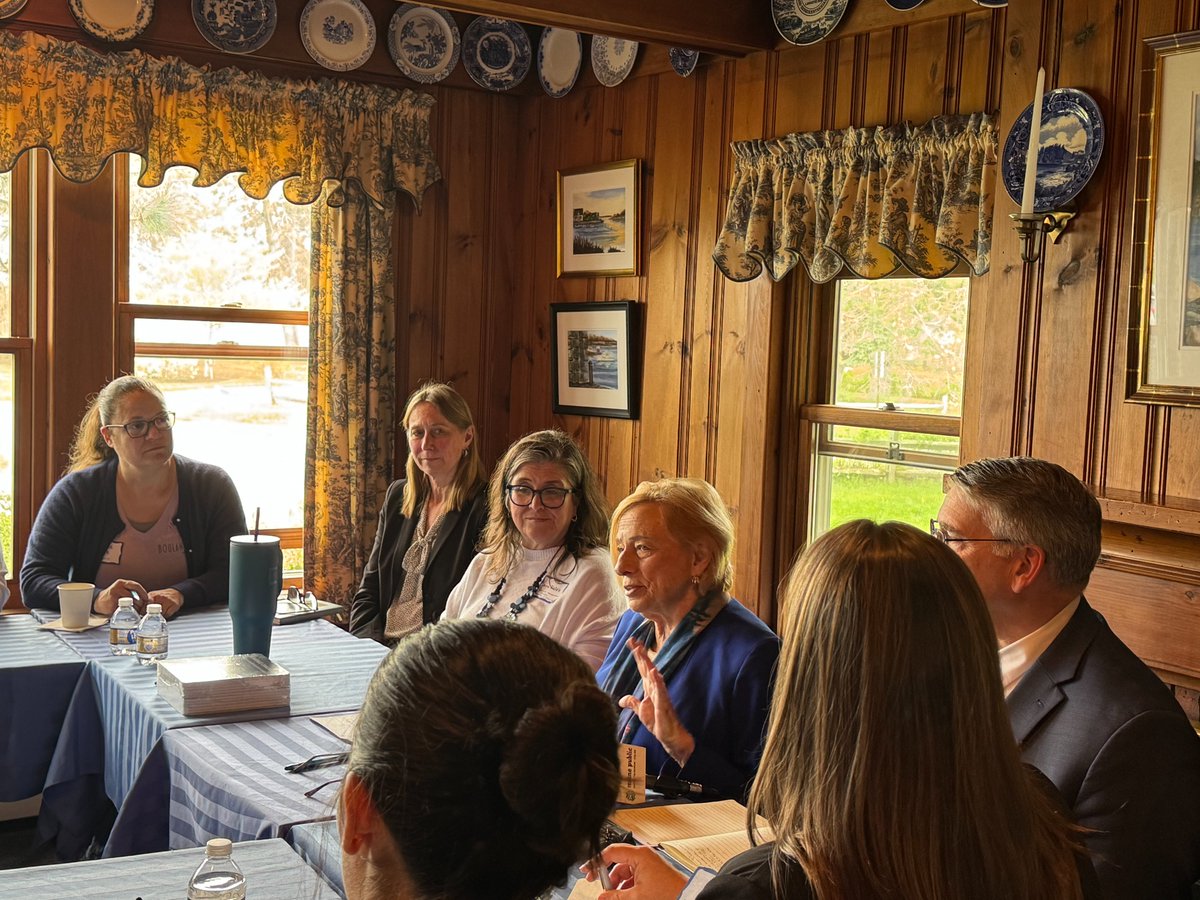 GovJanetMills's tweet image. Today I visited the historic Seaside Inn to hear from tourism and hospitality leaders about how tariffs and U.S.–Canada relations are impacting their businesses.
I also unveiled new highway signs welcoming Canadian visitors. In Maine, we value and respect our neighbors.