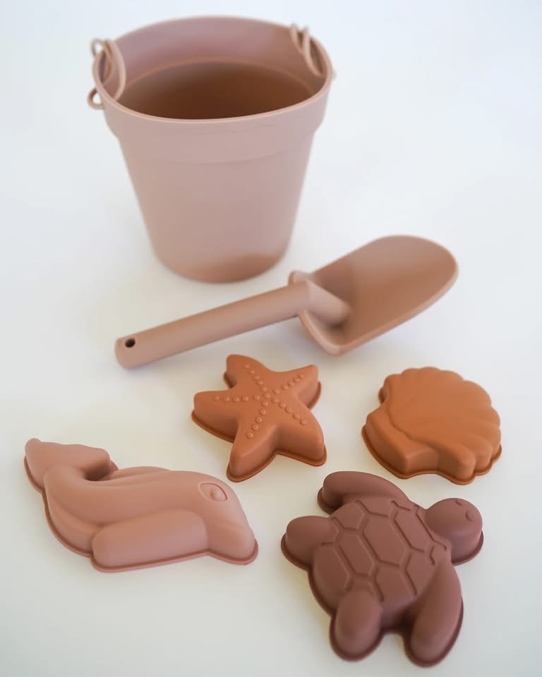 HiBubbeleh's tweet photo. Bring on the sunny vibes! ☀️ Our Beach Toy Set is made from 100% BPA- and chemical-free, flexible silicone, making it safe, durable, and perfect for sandy adventures.

Shop: https://t.co/Y1yiAMNsmu

#toddlertoys #ecofriendlytoys #beachtoys #sandtoys #bocakids https://t.co/8yUe1KGpce