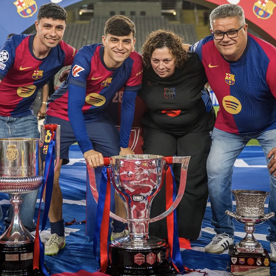 BlazquezFont's tweet image. Hace un par de años, Alejandro Garnacho se burló de Pedri tras eliminar al Barça en Europa League. Hoy el argentino ha perdido la final de Bilbao, mientras que el canario ha cerrado la temporada ganando el triplete nacional con el club de su vida. Justicia poética. #FCBarcelona