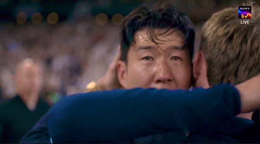 Heung Min Son should be given a statue at Tottenham.

Rejected offers from top clubs in his prime with the hope of winning  a title with the club he loved.

Today he did! Congrats to Heung Min Son.
#EuropaLeagueFinal
