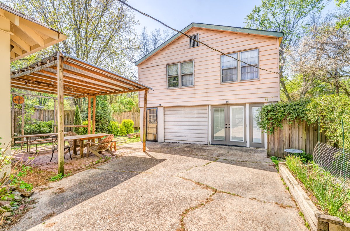 Got a beautiful house listed for sale at 555 Alexander St. Updated main house and a beautifully renovated guest suite, large backyard, renovated bathrooms, wood floors, smooth ceilings, all for $370k. Book a showing today! #memphis #memphisrealestate #901homes #hobsonrealtors