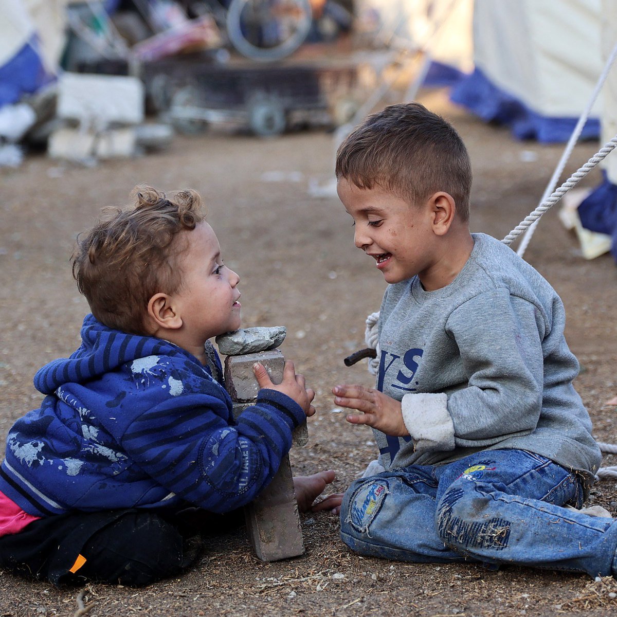 يترك المرء جزءاً منه ثمن كل تجربه ،

لذا يحن حين ينظر الى صور الطفولة ،

حين كان انساناً كامـلاً  "

*