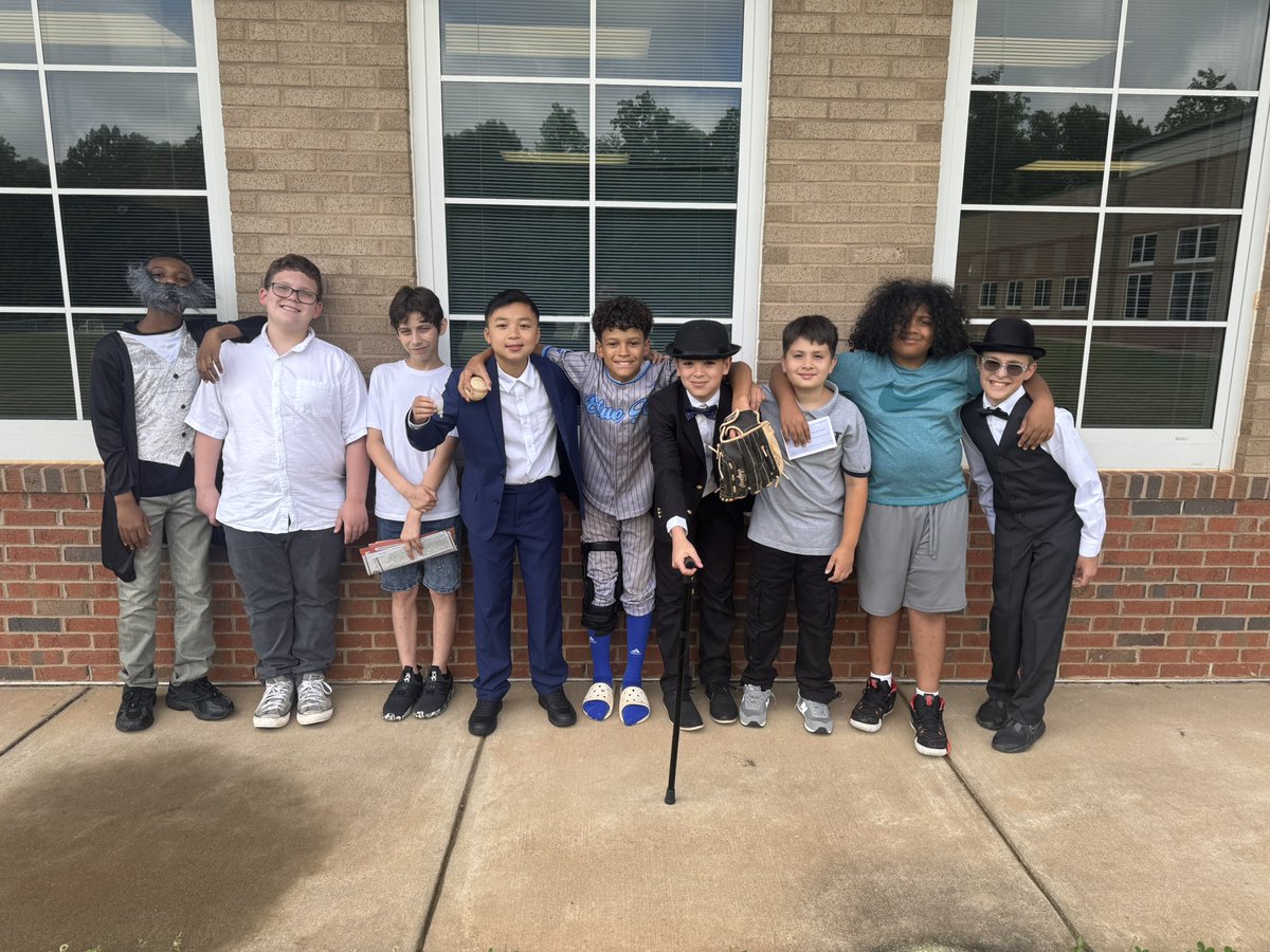 MrBrooksFaison's tweet photo. My students did an amazing job during our Wax Museum today. I’m so proud of them. @CloverEagles #OakridgeElementary #teacher https://t.co/iO08XiMlvk