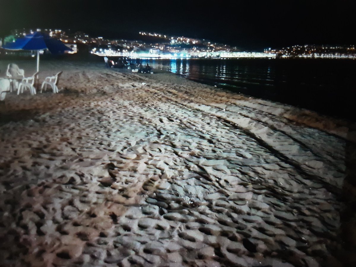 hopdedikdanyal's tweet photo. Belki sizin için Tanju Okan'ın dediği..
benim en iyi dostum içkim,sigaram olabilir ama..
Benim için öyle değil..
Yalnızlık,sessizlik ve hafiften çalan müzik..
#musmutlugeceler 😎 https://t.co/3KLAihXh1g