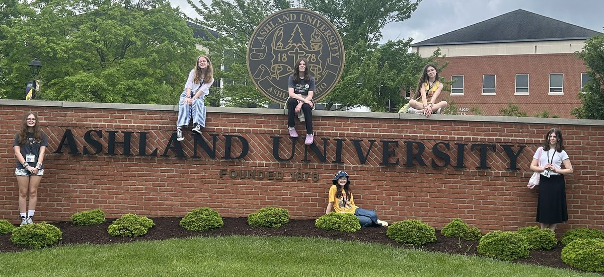 ChevalierFPCS's tweet image. Fairview’s Power of the Pen crew is on the move! Exploring the beautiful campus of @Ashland_Univ before dinner… inspiration is everywhere!