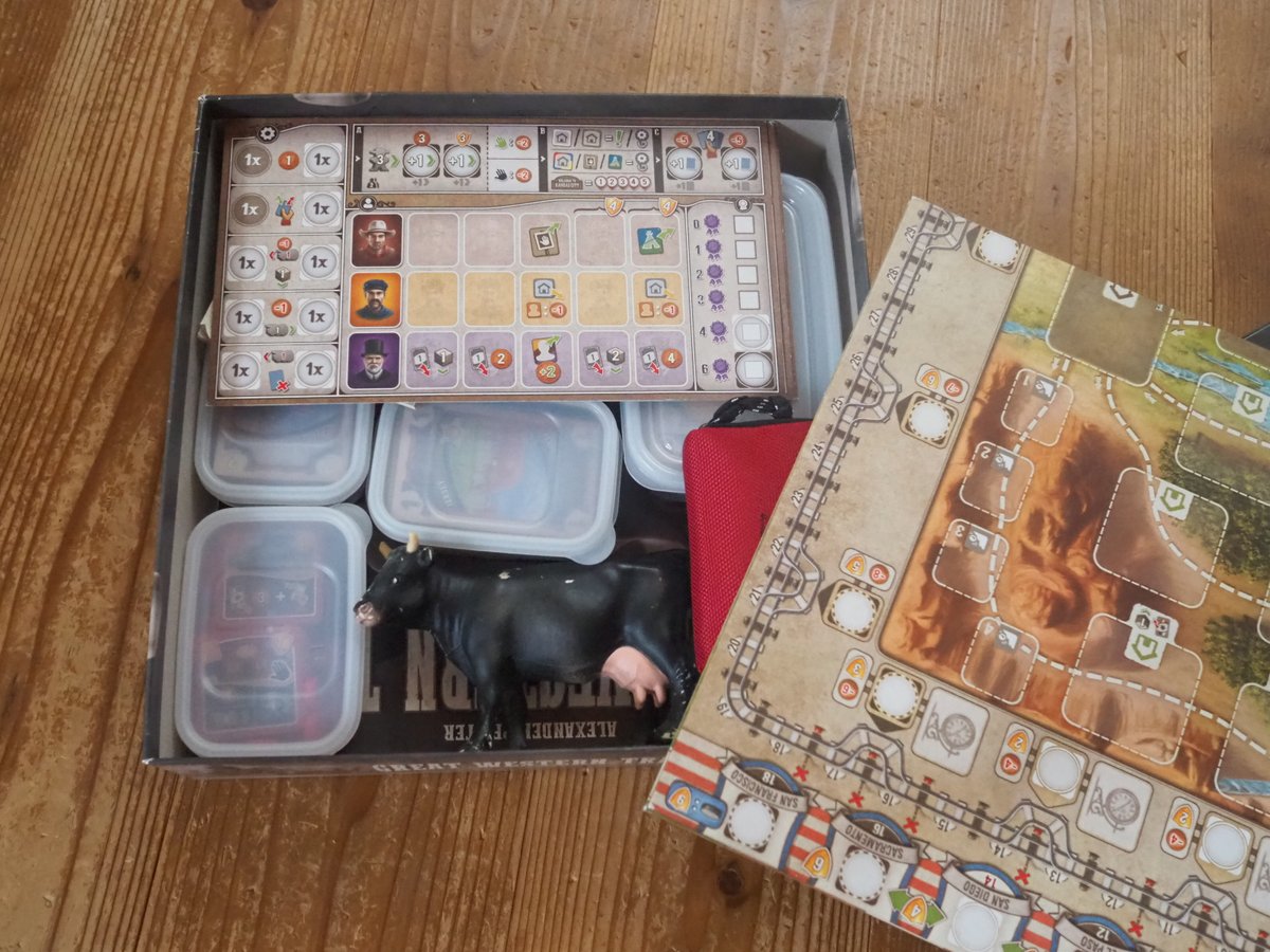 matz_jon's tweet image. ボードゲームあるあるっ！ひさしぶりに「グレートウエスタントレイル／GWT」の箱あけると、牛フィギュアが入っててビビるぜっ。なるほど、あるねっ！
#GWT