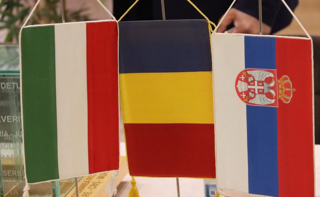 Генерални конзул🇷🇸у Темишвару Ивана Јакшић Матовић, присуствовала седници ДКМТ Регионалне сарадње у Моњаси, Арад, на којој су учествовали представници 🇷🇸🇭🇺🇷🇴
У име 🇷🇸делегацију Аутономне покрајине Војводине чинили су О. Допуђ, А.Ситаревић и М. Фењац. О.Допуђ, директор Фонда