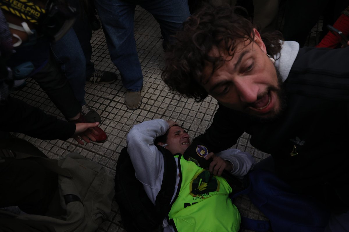 gargantapodero's tweet photo. "Sin argumentos me dieron un palazo de lleno en la cabeza", dice el periodista Diego Gómez. "No quieren que mostremos lo que hacen con los jubilados todos los miércoles". También detuvieron agresivamente al fotógrafo Tomás Cuesta. ¡Sin libertad de expresión, no hay democracia! https://t.co/UcstowflLf