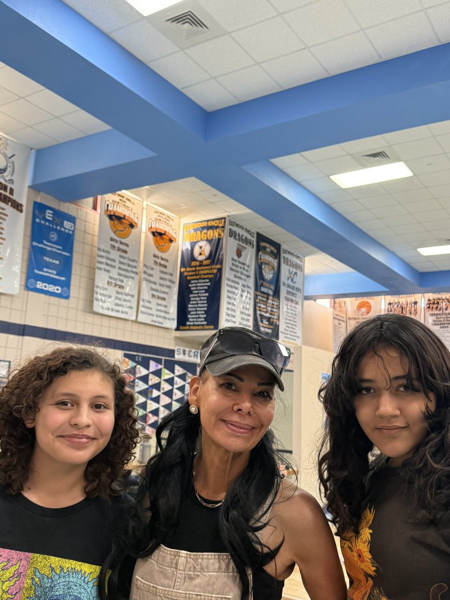 RealRobRobledo's tweet photo. π»ππ πΎπππππ π«πππππ Shout-Outs Continue @EastwoodKnolls π£π£
We Love Catching Our People Carrying the Standard & Recognizing Them!
Thank You to Our Community for Sharing Your Love of Our Teachers!
#ValuedEducator ππ
#SuccessStandards π§πΊοΈ
#CarryTheStandard π₯π https://t.co/f70aXhu3JW
