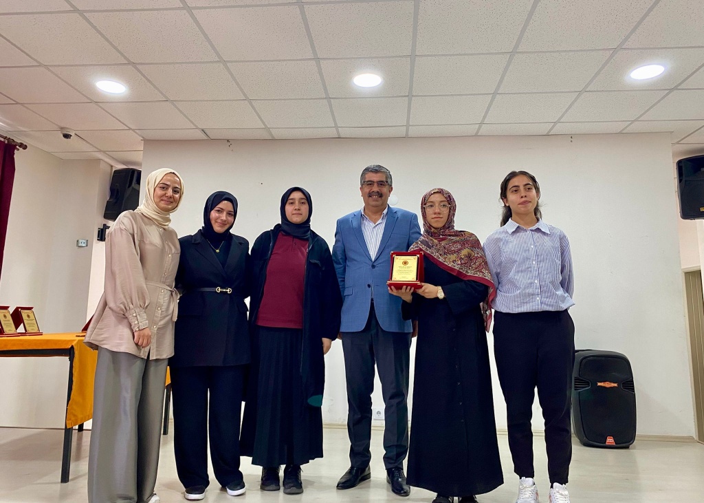 Arapça Şiir Okuma yarışmasında öğrencimiz Şuheda SOFUOĞLU il ikincisi olmuştur. Meryem BÜRKEK hocamızı ve Öğrencimizi tebrik ederiz. Arapça Bilgi yarışmasında da okulumuz  öğrencileri il ikincisi olmuştur. Meryem BÜRKEK hocamızı ve öğrencilerimizi  tebrik ederiz.