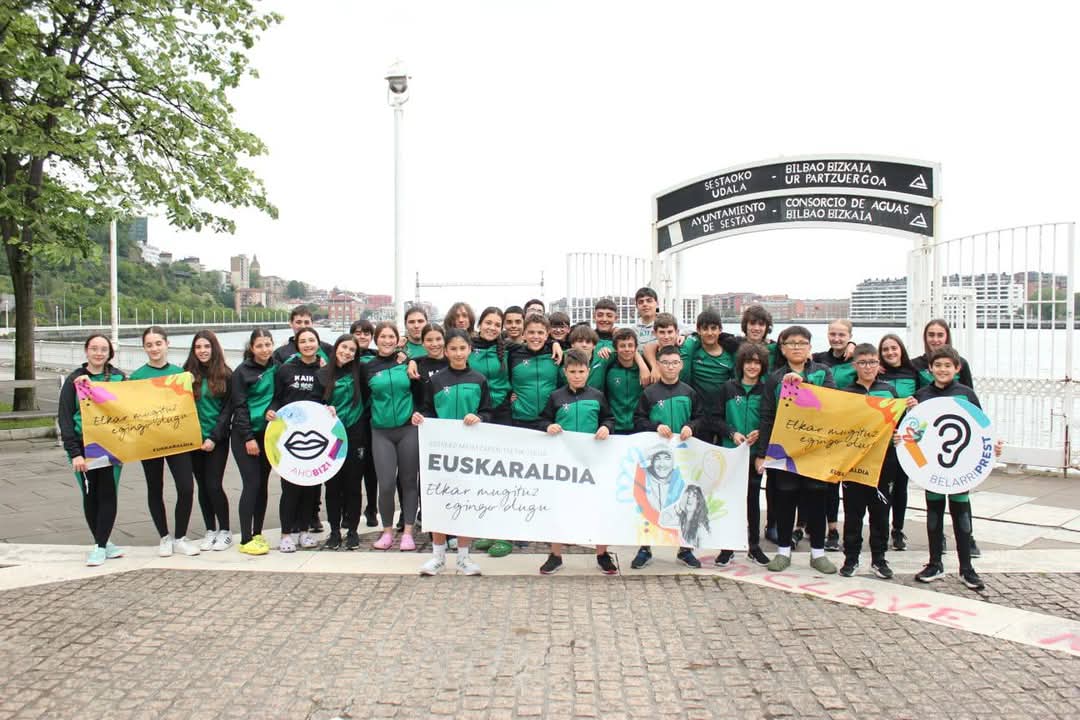 Gure arraunlariak ere #euskaraldira batu dira!!
Hainbat #belarriprest eta #ahobizi daude gure artean!! 
Guk ere euskararen erabilera indartzea dugu helburu!!
GORA EUSKARALDIA!! GORA KAIKU!!