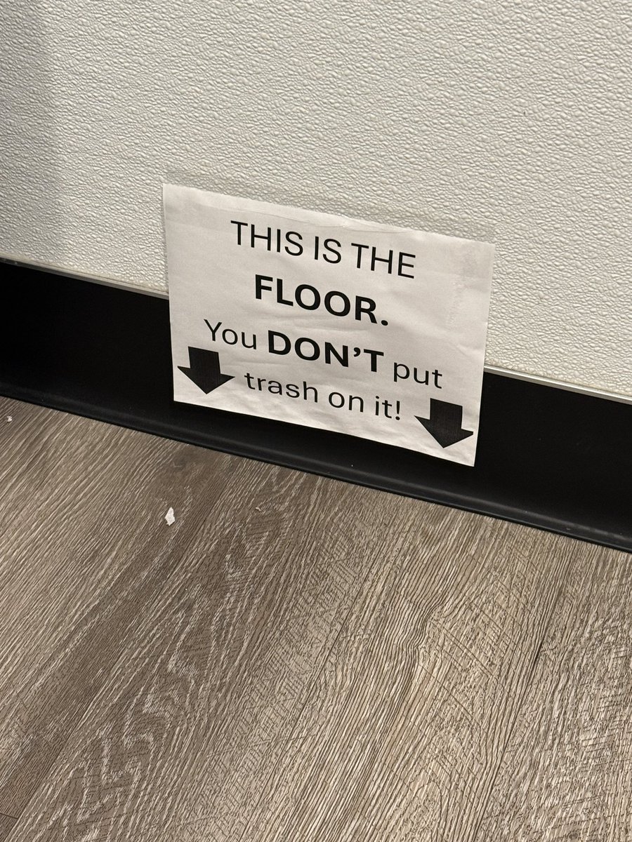 tinymakesthings's tweet image. these signs in the bathroom are taking me out 😭